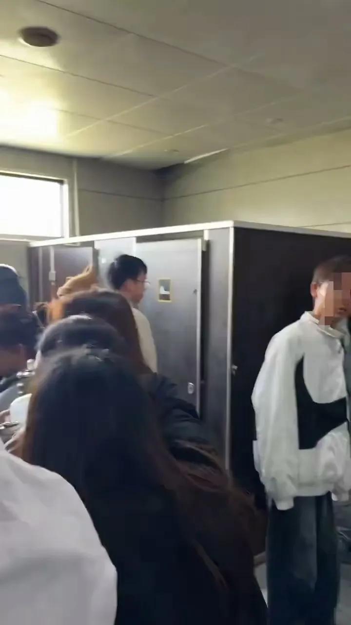 女厕爆满，她们直接冲进男厕，还大喊“男士也可以上啊”——性别一换，你试试？泰山景