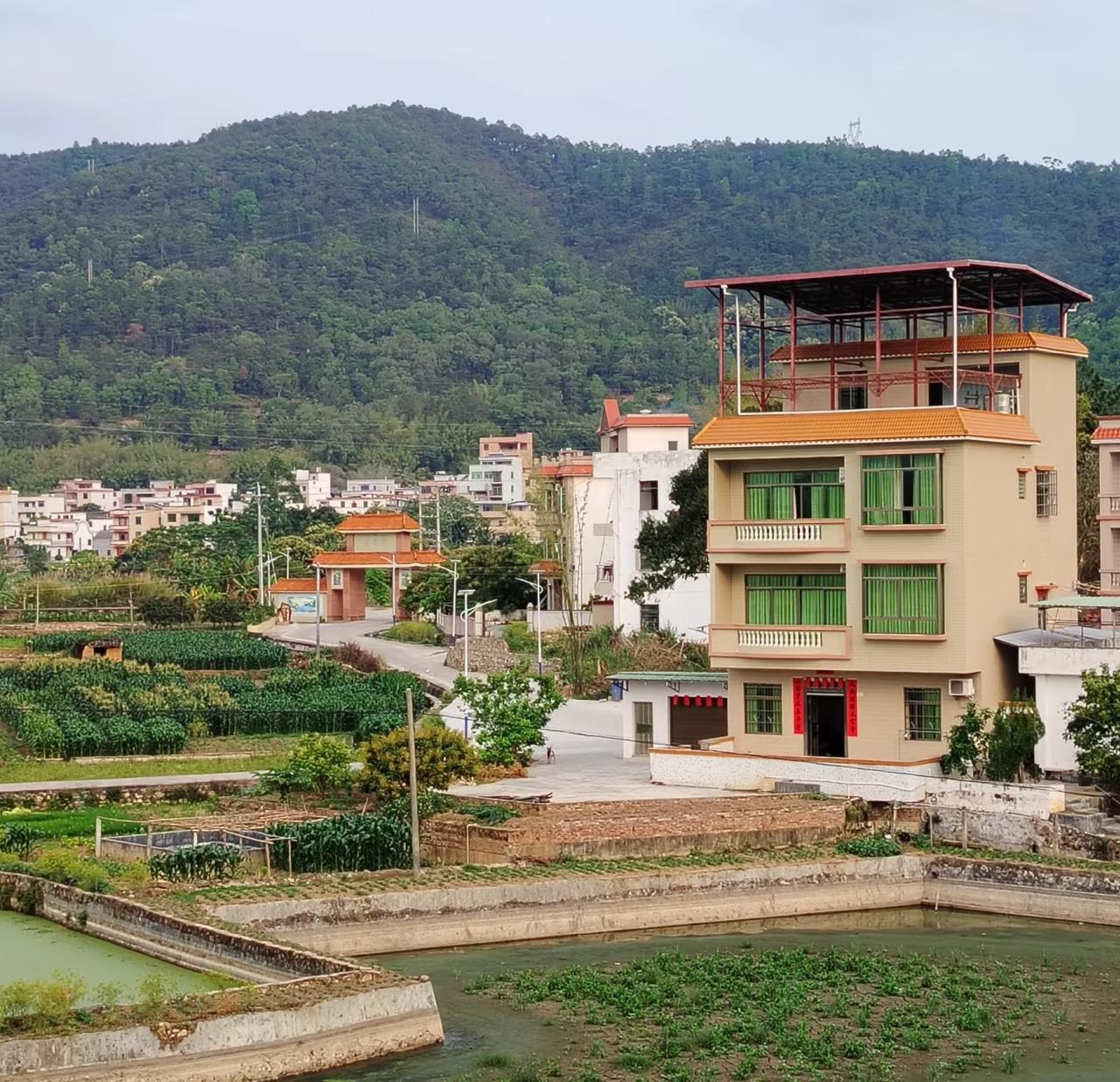 四川自然条件虽然一般，但发展一点也不比广东差。四川最差阿坝、凉州各项指标也好于粤