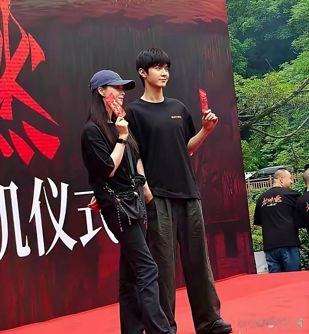 原来姐姐这么高啊，穿平底鞋跟陈哲远差不多高了，而且又瘦，脸又小，真的太美了。​
