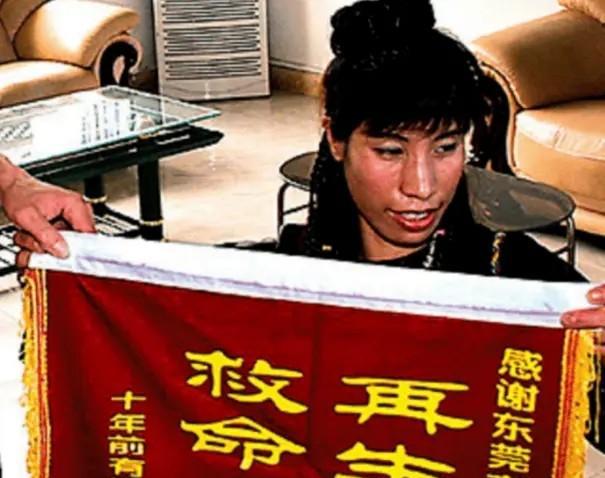 1995年，东莞市殡仪馆内送来了一具已经开始发臭的女尸。火化工人何亚胜正准备把她