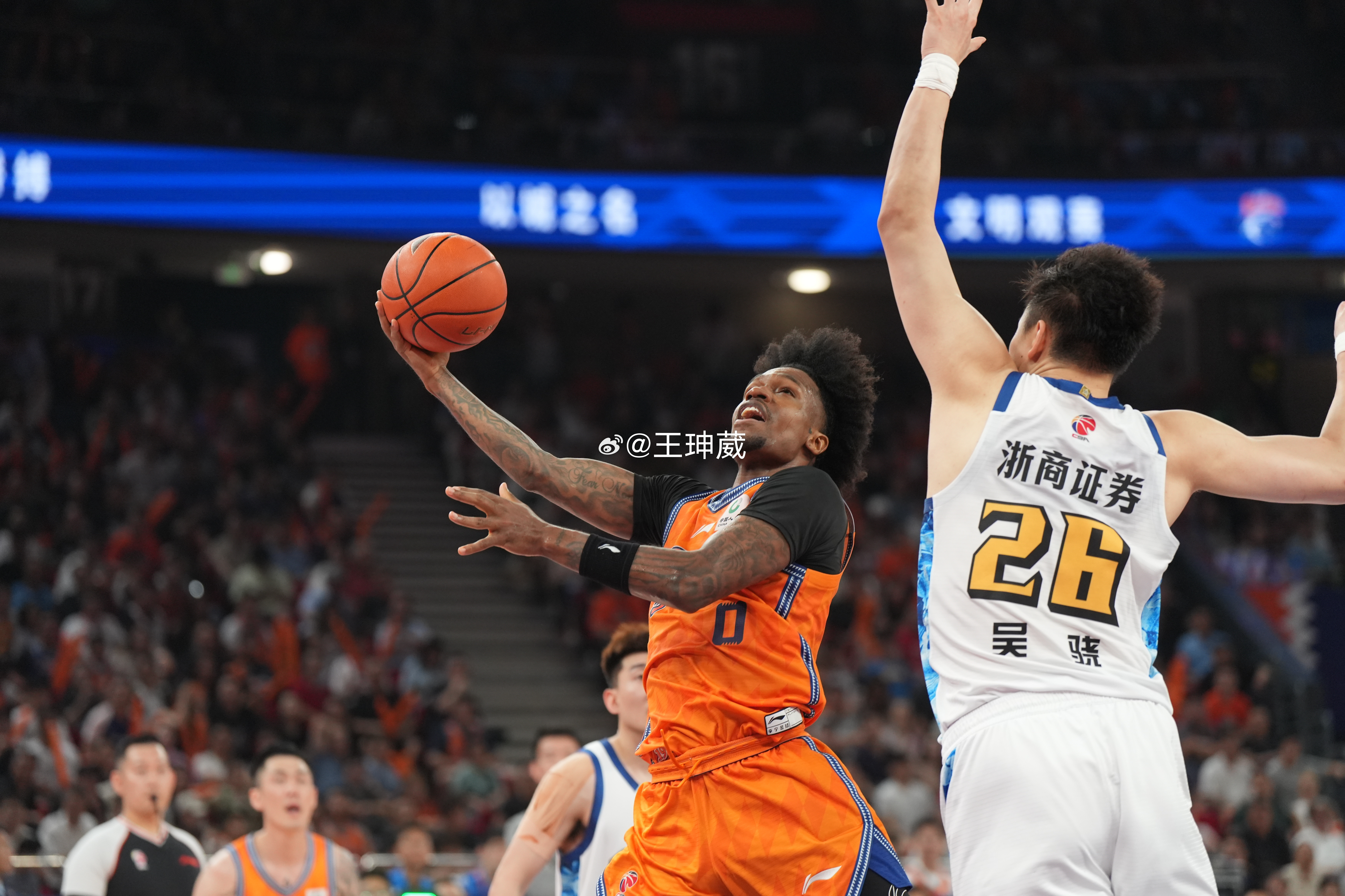 现在唯一的悬念是上海队要在客场夺冠，还是回主场捧杯。3-0这个结果，确实出乎了很