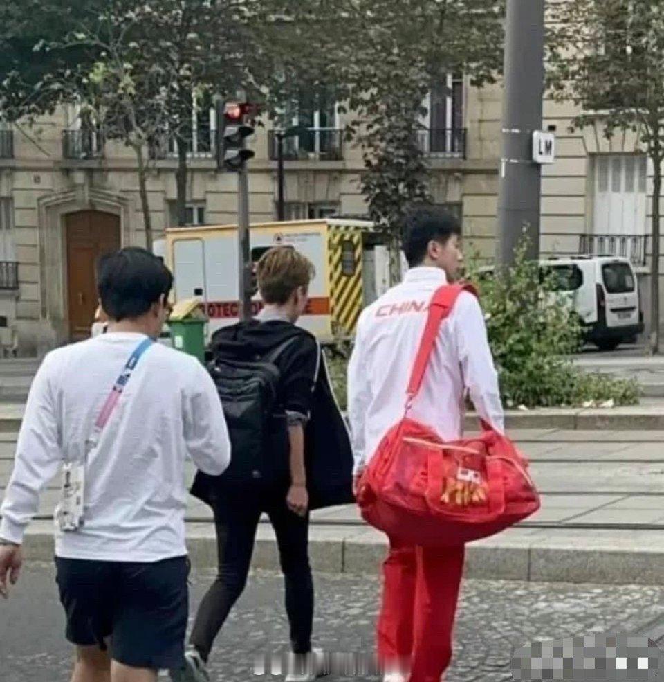 终于知道老外为什么都夸咱们的基建好了，你能想象这是马龙站在巴黎的街头吗?感觉还没