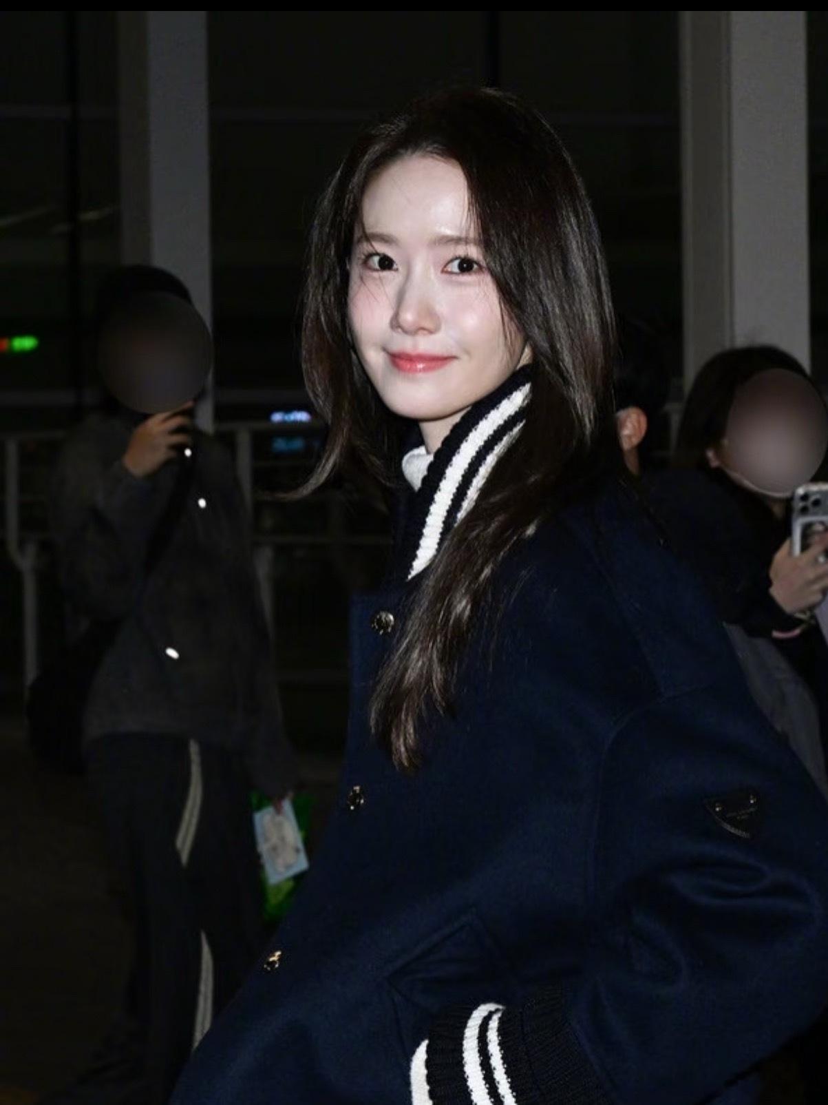 每次看到林允儿的新闻图，都会坚定相信韩国医美有用，抗衰和皮肤管理都很有用。这么小