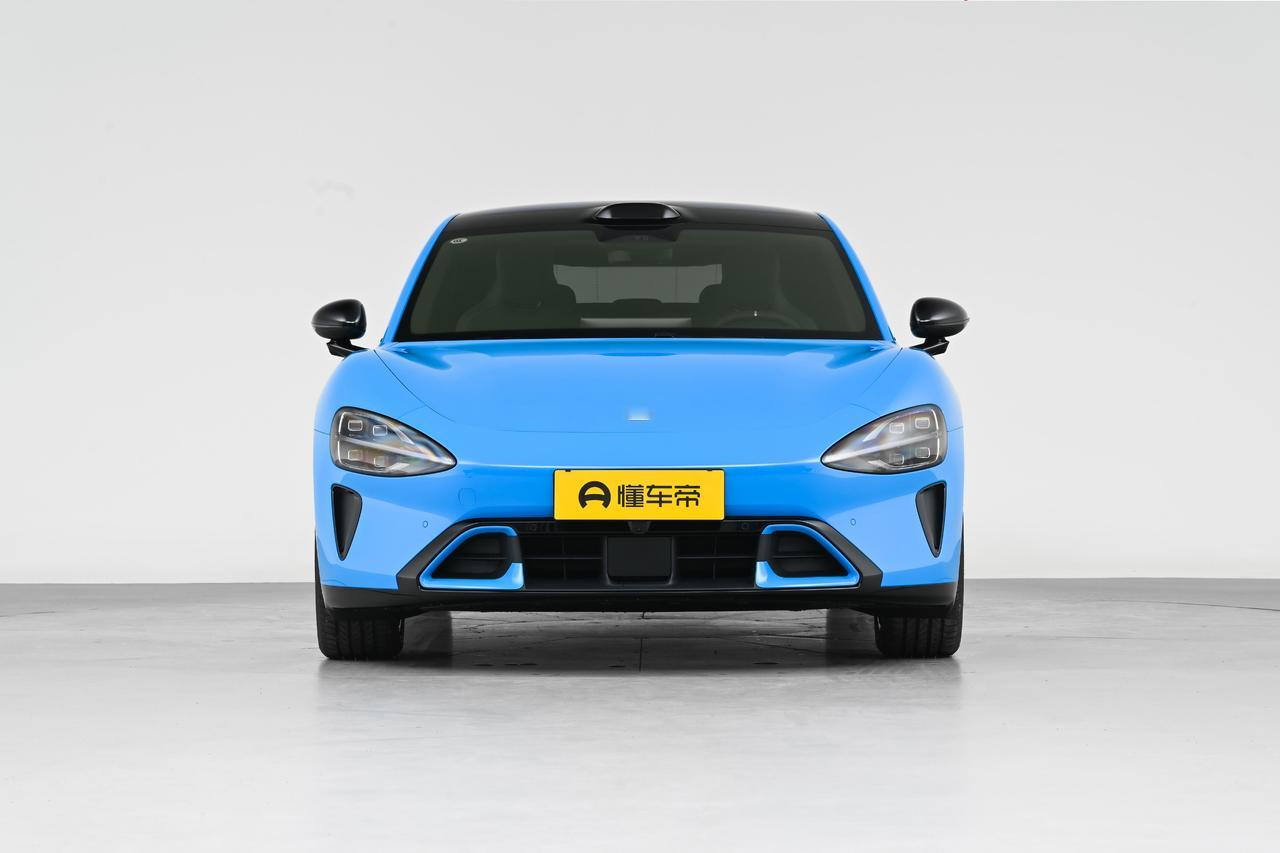 谁看了不说一句小米懂年轻人！新款SU7的卡布里蓝配色十分惊艳，帅气的外观就像