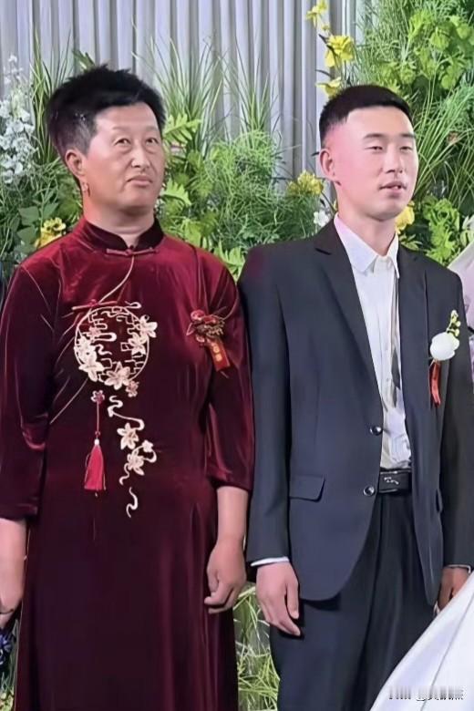 喜婆婆不穿旗袍可能会搞错～～儿子像妈。