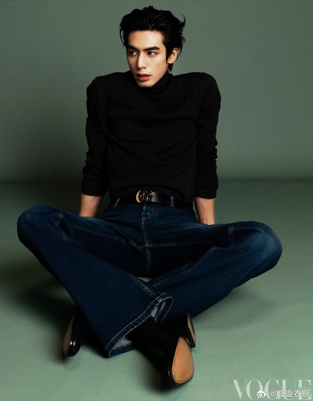 宋威龙白T勾勒筋骨，如古希腊雕塑苏醒在橄榄绿背景，皮带扣的光跳成星子黑高领缠绕肢