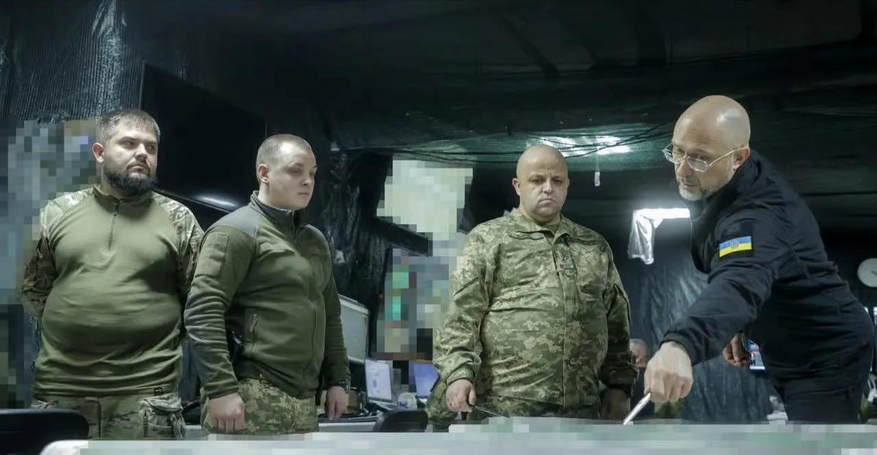 乌克兰国防部长什梅加尔视察乌军沃尔昌斯克指挥部，从三位指挥官人员的表情就能看出沃