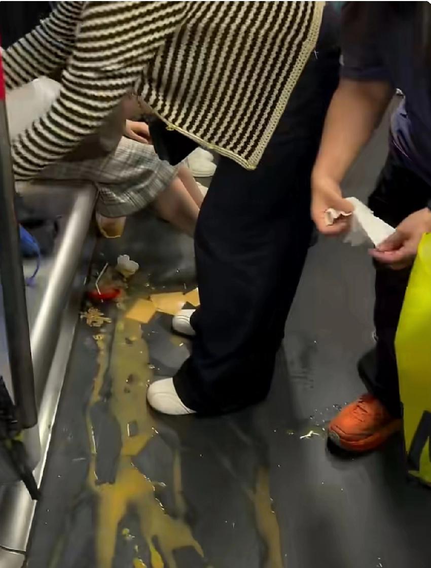 香港，有内地乘客在港铁内弄脏了地板，他们马上擦拭，附近的香港乘客纷纷帮忙，大家纷