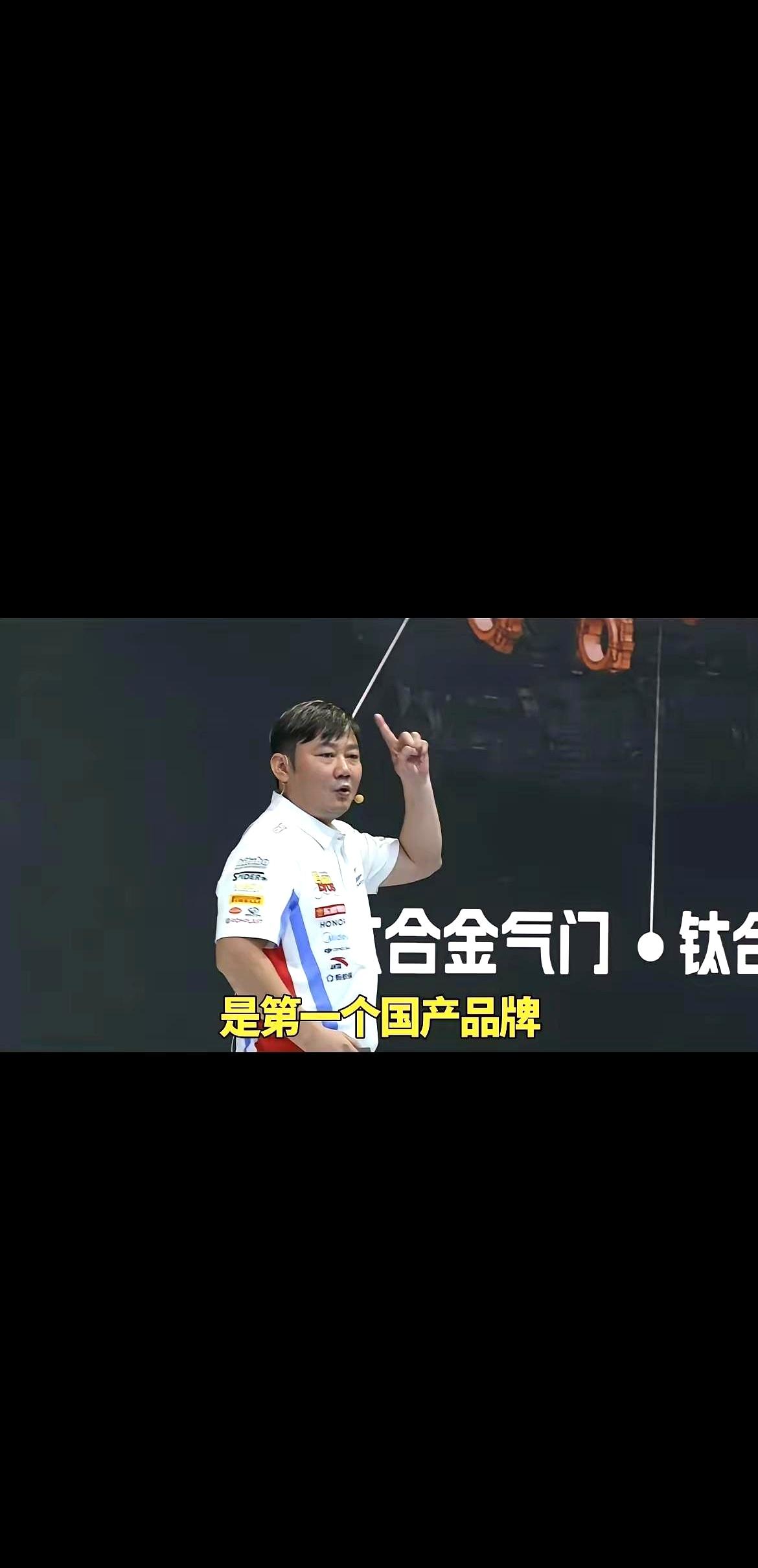 挤进重庆摩博会N7馆时，白Polo的张雪一次摆出五台，没先念参数，先指向身后红蓝