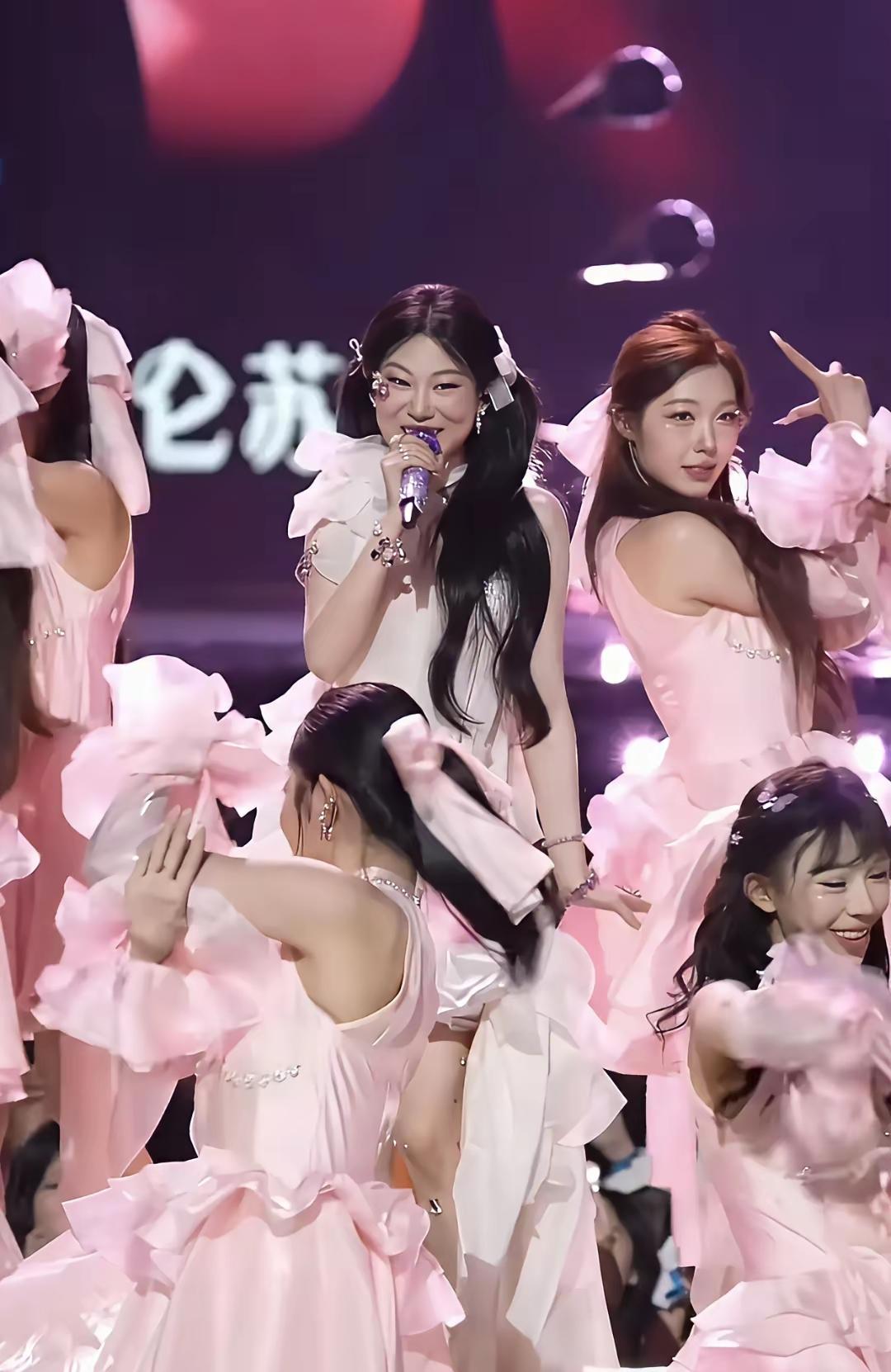 沈佳润表演现场，左侧那个短发伴舞，一个wave直接把主角的风头抢光了。80