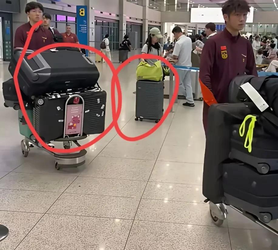 中国男足再一次登上了新闻的首页，这一次不是因为他们闯进了世界杯，也不是因为他们被