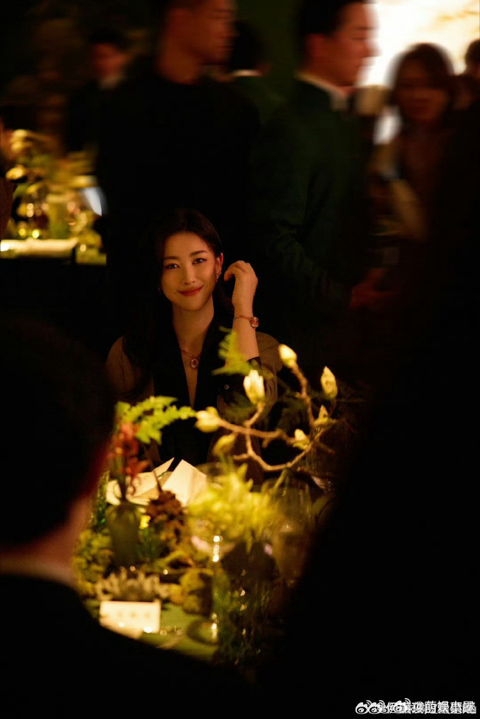 晚宴内场的朱珠真的好爱朱珠这种气质！晚宴上松弛又大方，优雅是刻在骨子里的，不