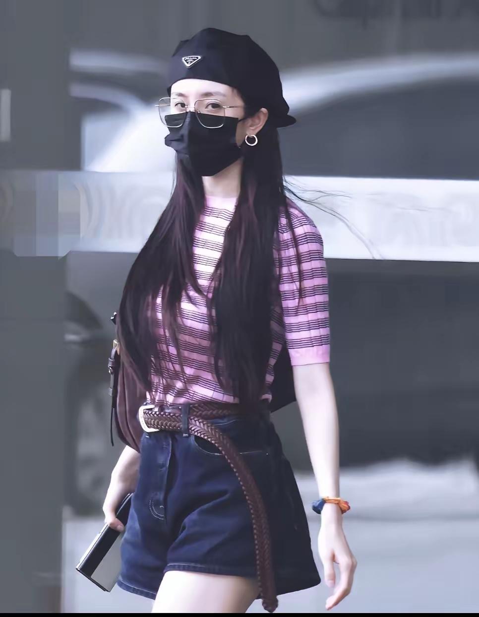 杨幂穿这个短裤还凑合但是腰带为什么留那么长难道是不舍得剪演员就是要时刻关注