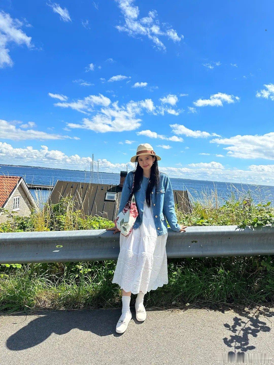 感觉张婧仪微博发的照片都好自然啊，兼顾美感与生活气息女明星拍照模板来着...