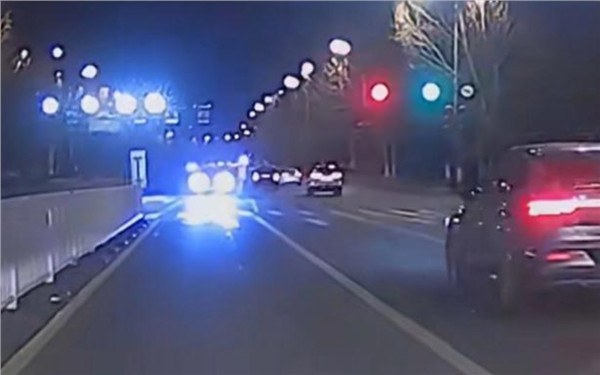 【大快人心！对向小车狂闪远光灯挑衅警车路过直接截停】快科技2月9日消息，据报道