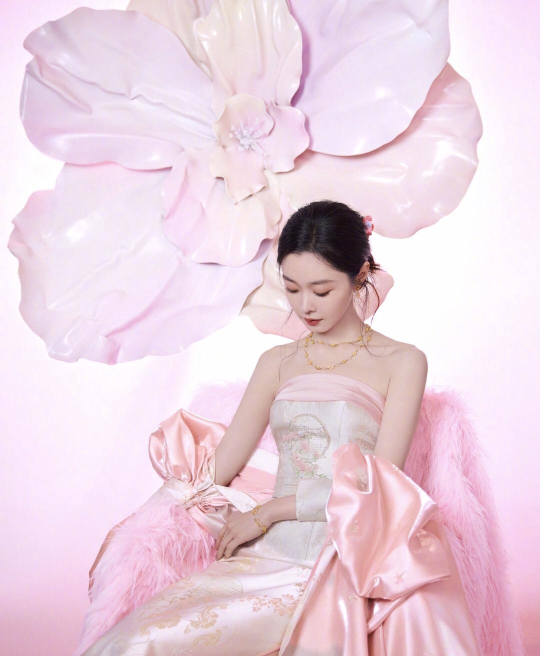 宋轶也是一个人比花娇的美人，我记得以前我看过她一组野餐的照片，当时我觉得她好漂亮