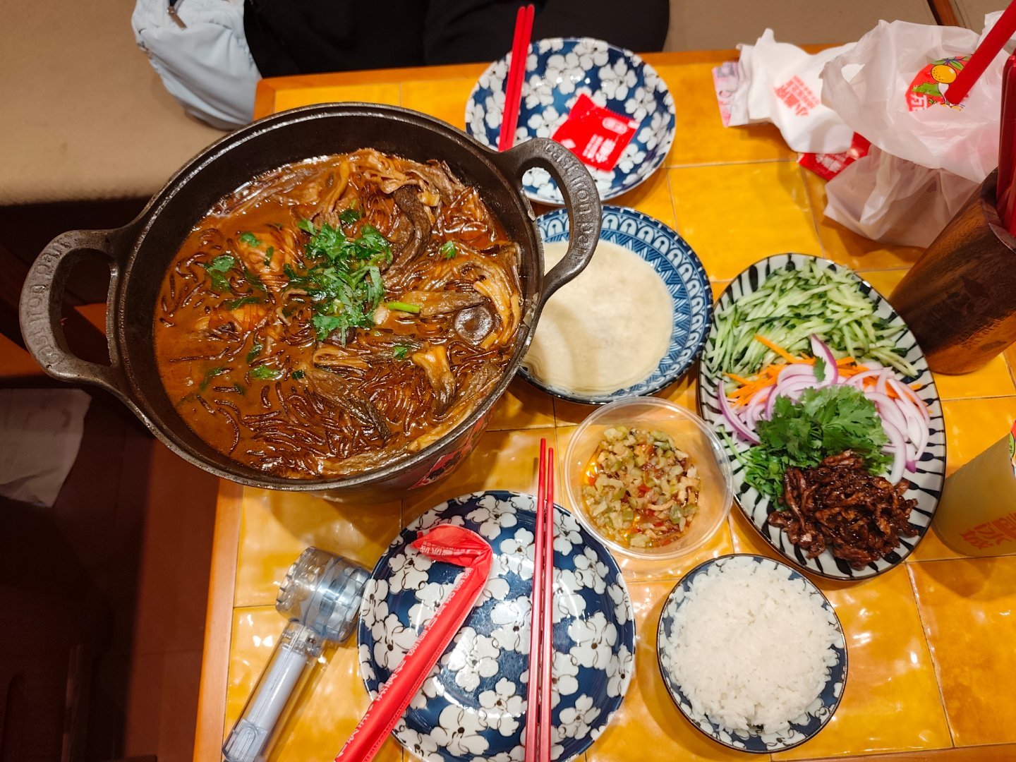 小盖帘地标东北菜(花城汇店)在花城汇这边打卡了以后，寻觅午餐的店铺，路...