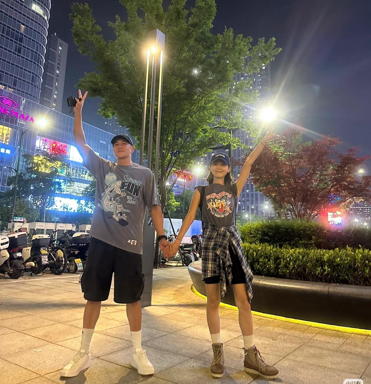 何润东他老婆林姵希是79年的，今年47岁，两人结婚十年一直没有孩子，如果何润东想