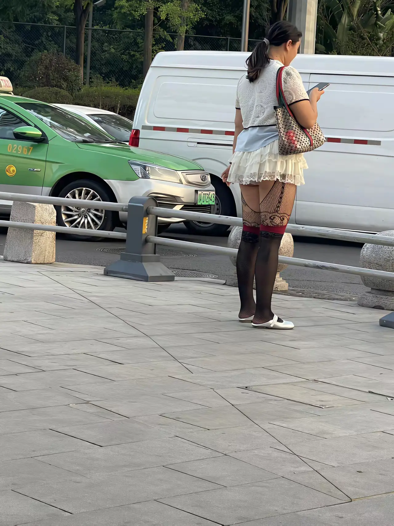 这是偷穿了闺女的衣服吗？