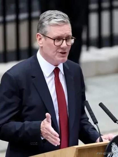 果然被我猜中了！英国今天突然宣布：1月27日，英国新首相斯塔默表示：“中国