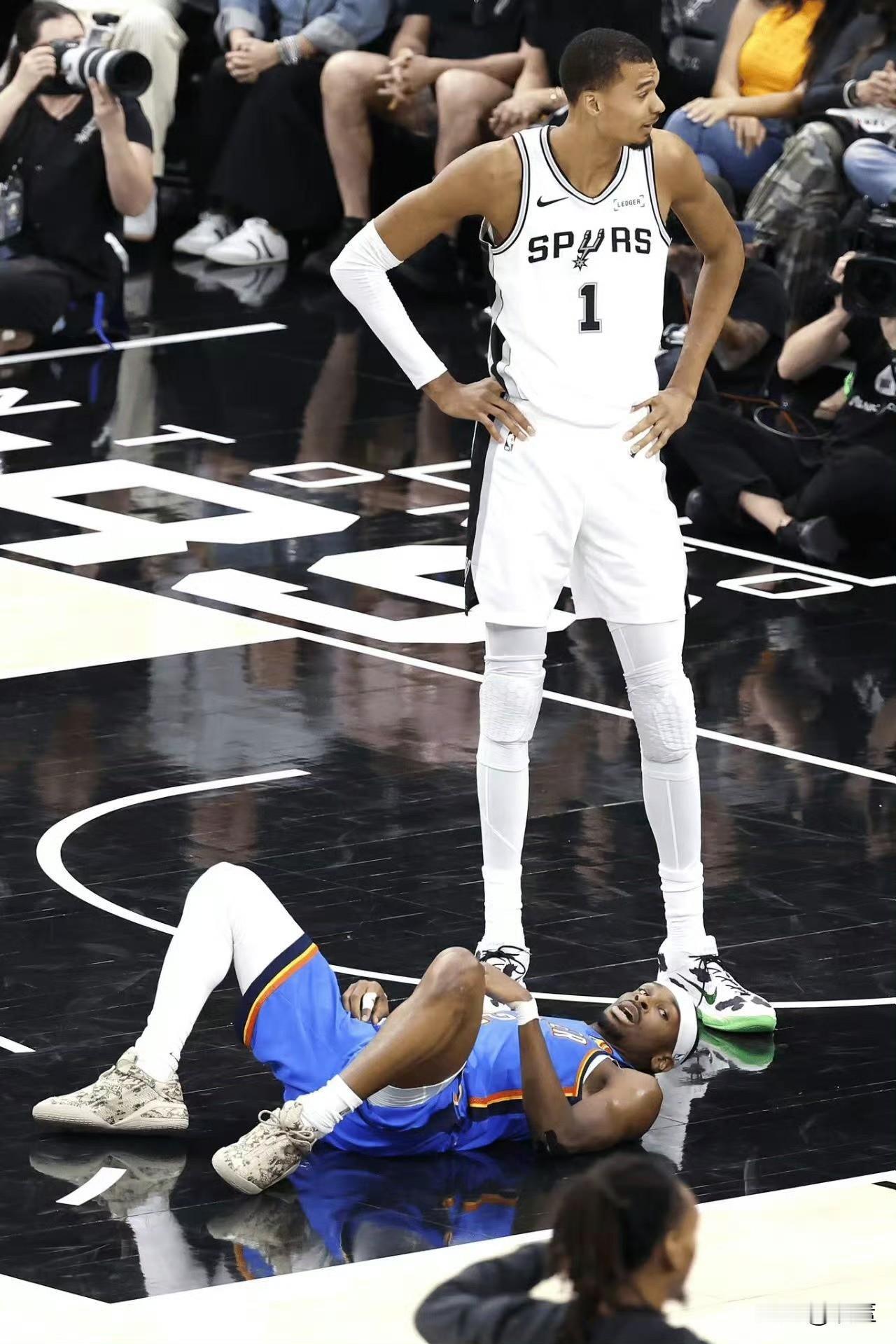 文班亚马正式被NBA联盟书面警告！西决天王山战后，文班亚马因心态失落直接离场
