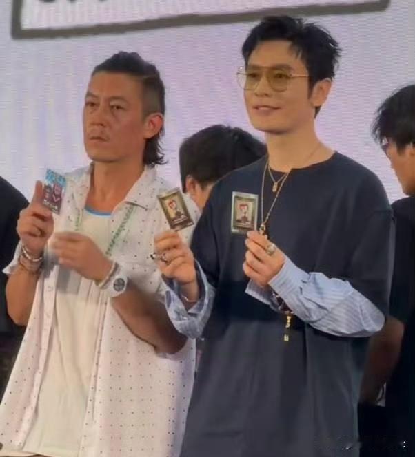 陈冠希黄晓明同框照来袭。陈冠希45，黄晓明48，陈冠希反而小3岁，岁月在他俩身上