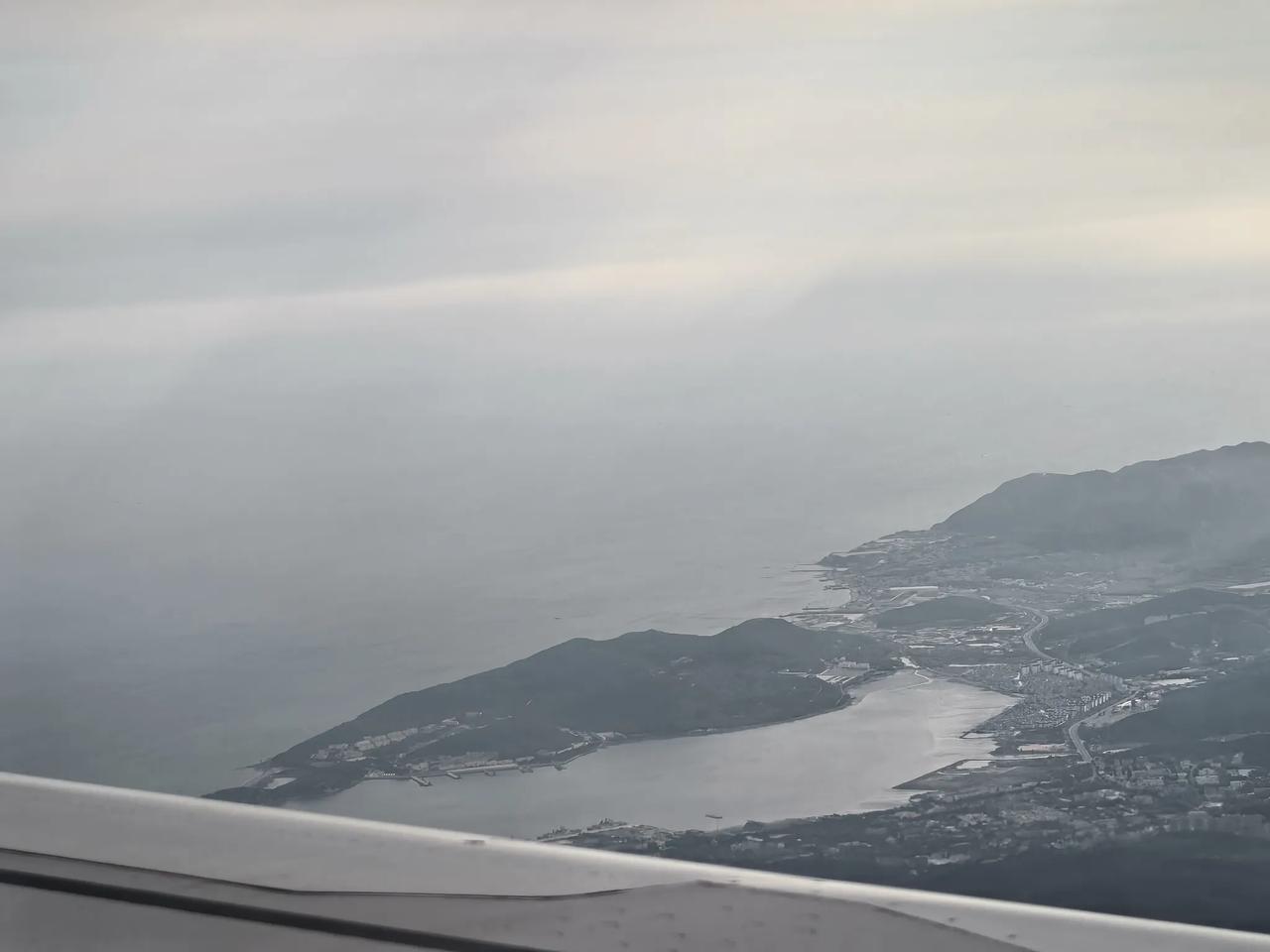 这是在空中看大连旅顺口，当时只顾着看风景了，忘记了拍照，等想起来就有点儿晚了，赶
