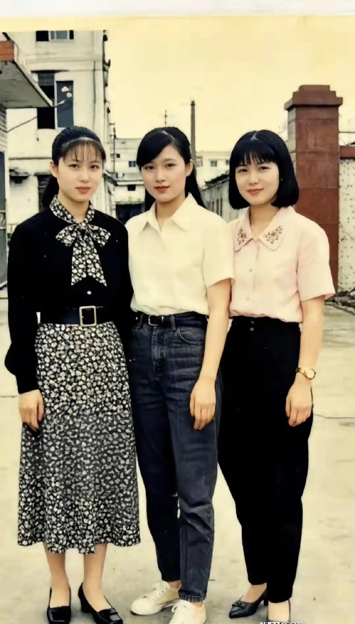 生在那年代，姐妹靓丽在。美颜不加持，纯朴更可爱。