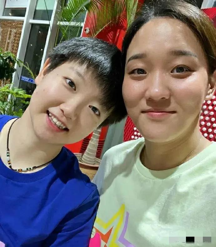 记者问何卓佳：“在国家队和谁关系最好？”何卓佳说：“孙铭阳和孙颖莎。”记者问莎莎