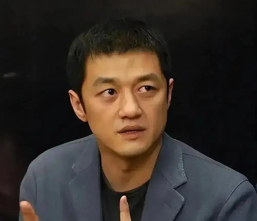 演员李亚鹏说，我爷爷和我外公都是国民党，所以我父母在那个年代其实家庭成分不太好，所以我的爸妈都是14