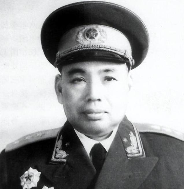 1969年中共九大会间休息时间，许世友怯生生地走到毛主席身边，寒暄了几句