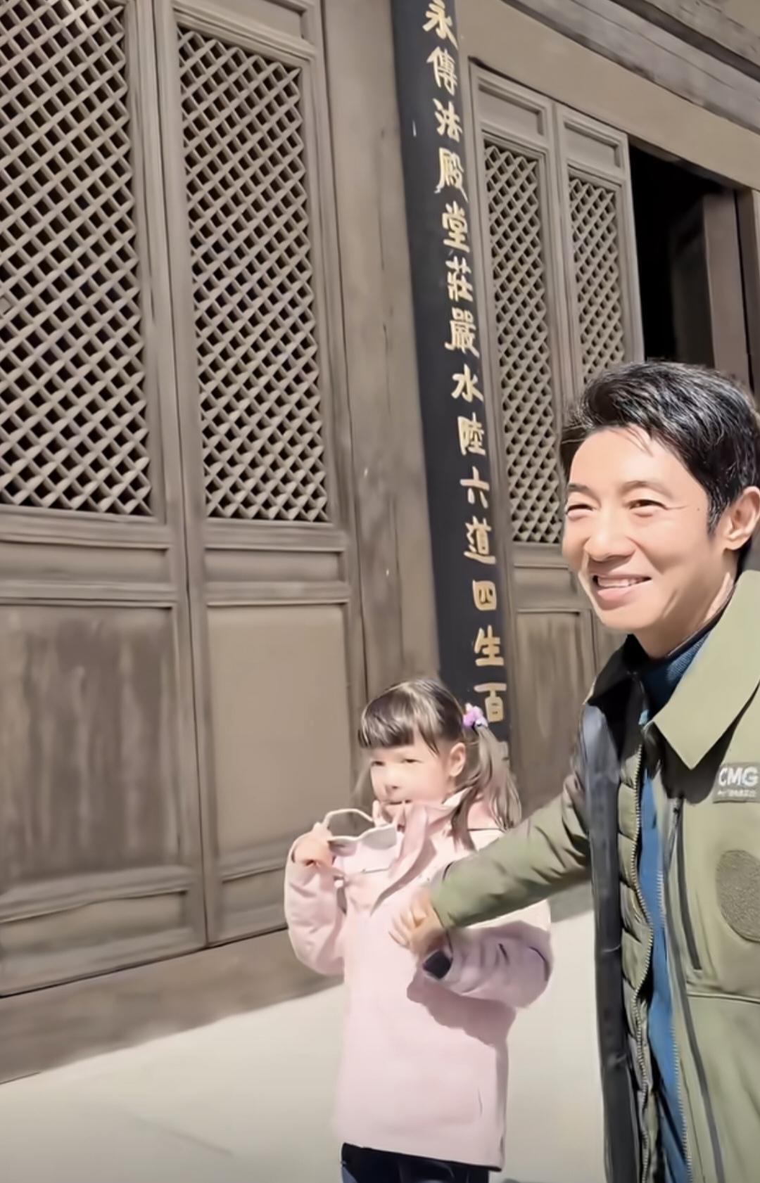 撒贝宁假期携一家四口来到山西大同参观，撒贝宁牵着穿粉色衣服的女儿，李白领着穿