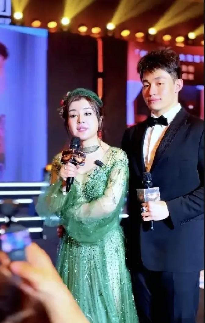 别再相信“医美女王”的脸了。53岁的于文红，最近被拍到未修原图。面部浮肿，