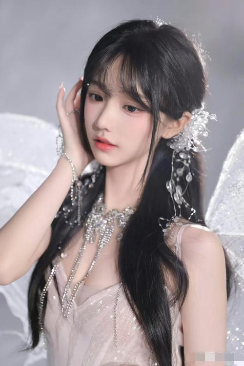 一个好乖巧的女生，年轻真好……