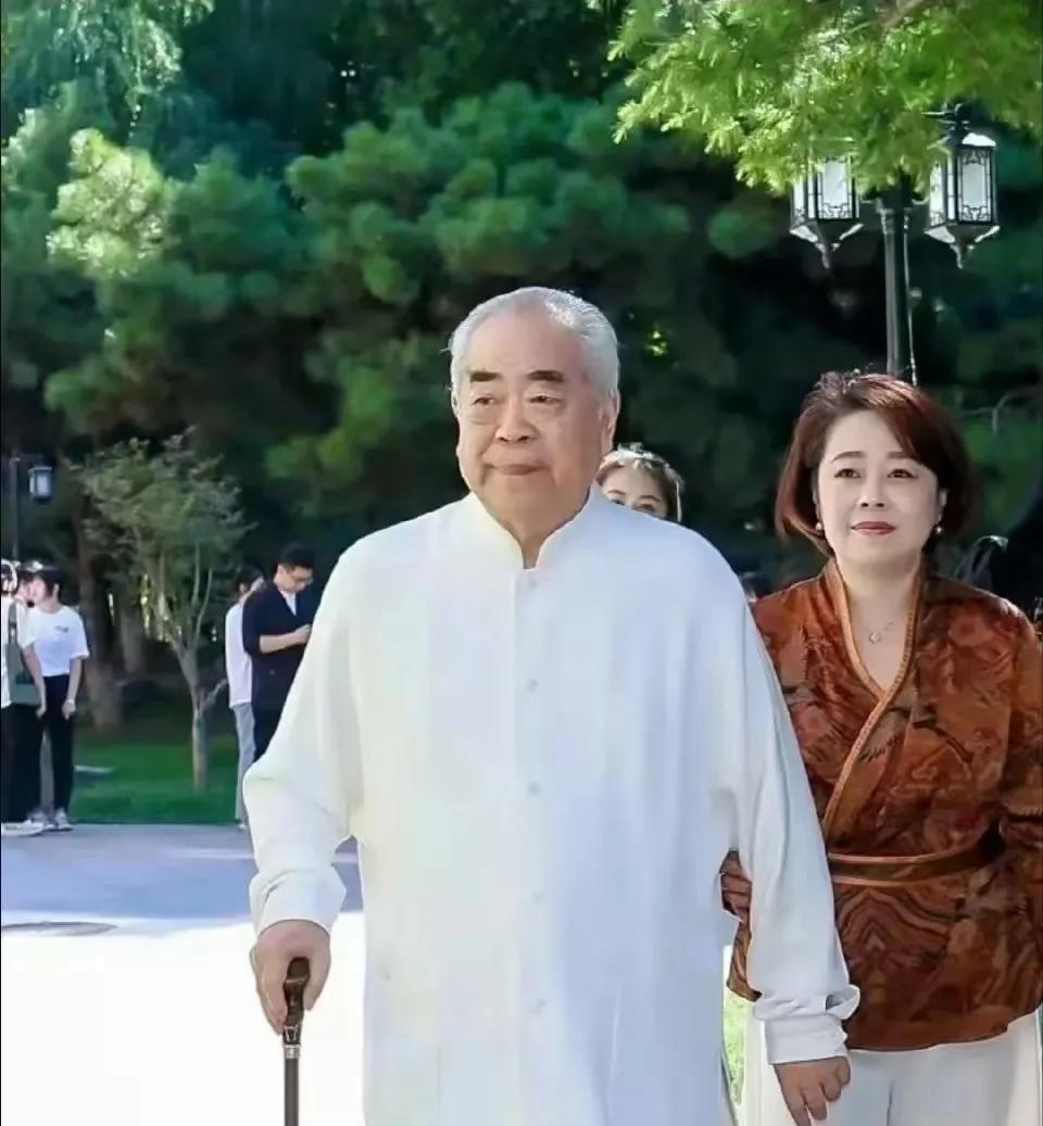 老范这次恐怕是凶多吉少了，听说画家死后，他的画会马上升值，老范以为是桃花运，原来