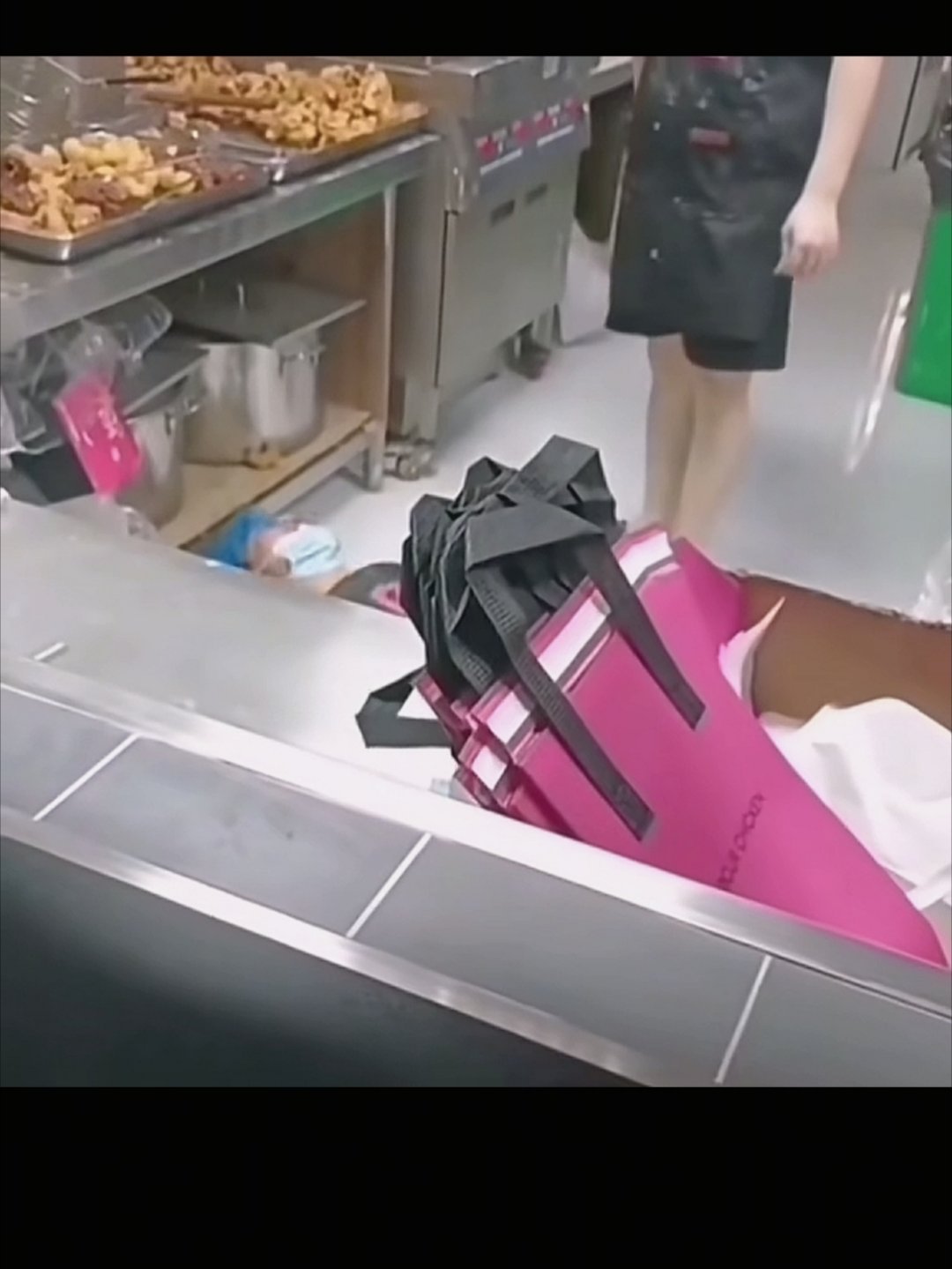 炸鸡店爆单一人店员忙到窒息好崩溃啊，全部都是他一个人做，又碰到爆单时刻，哭的声音