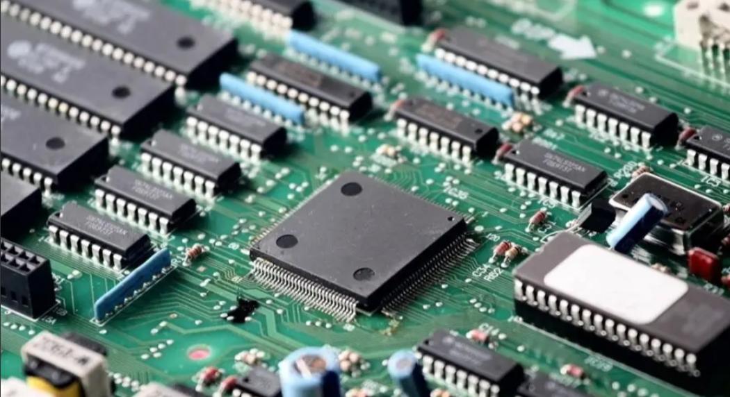 美国不卖，那好，我们就自己造。19年，我国购买4451亿颗芯片，20年，我国