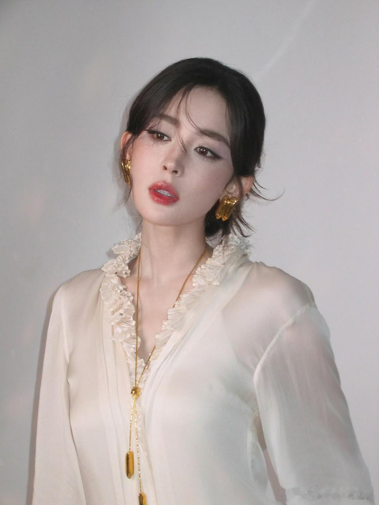 1.娜扎的睫毛天生就是卷的，不用夹也很翘，她素颜去试镜，不止一次被认为是化妆了。