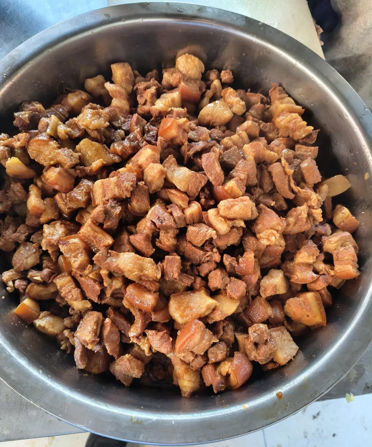 1红烧肉2红烧狮子头3炸萝卜丸子4小鸡炖土豆干粉条5溜肉段6i孜然肉片