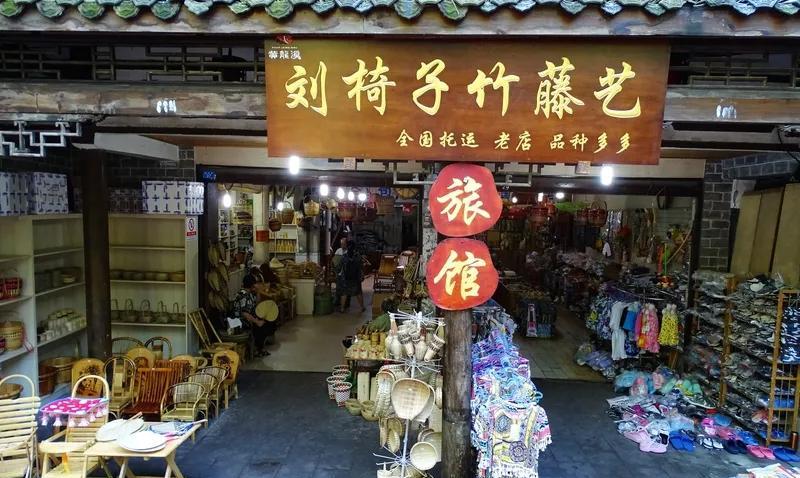 四川有不少美丽的古镇。像黄龙溪古镇就很迷人，古街古巷蜿蜒曲折，青石板路诉说着岁月