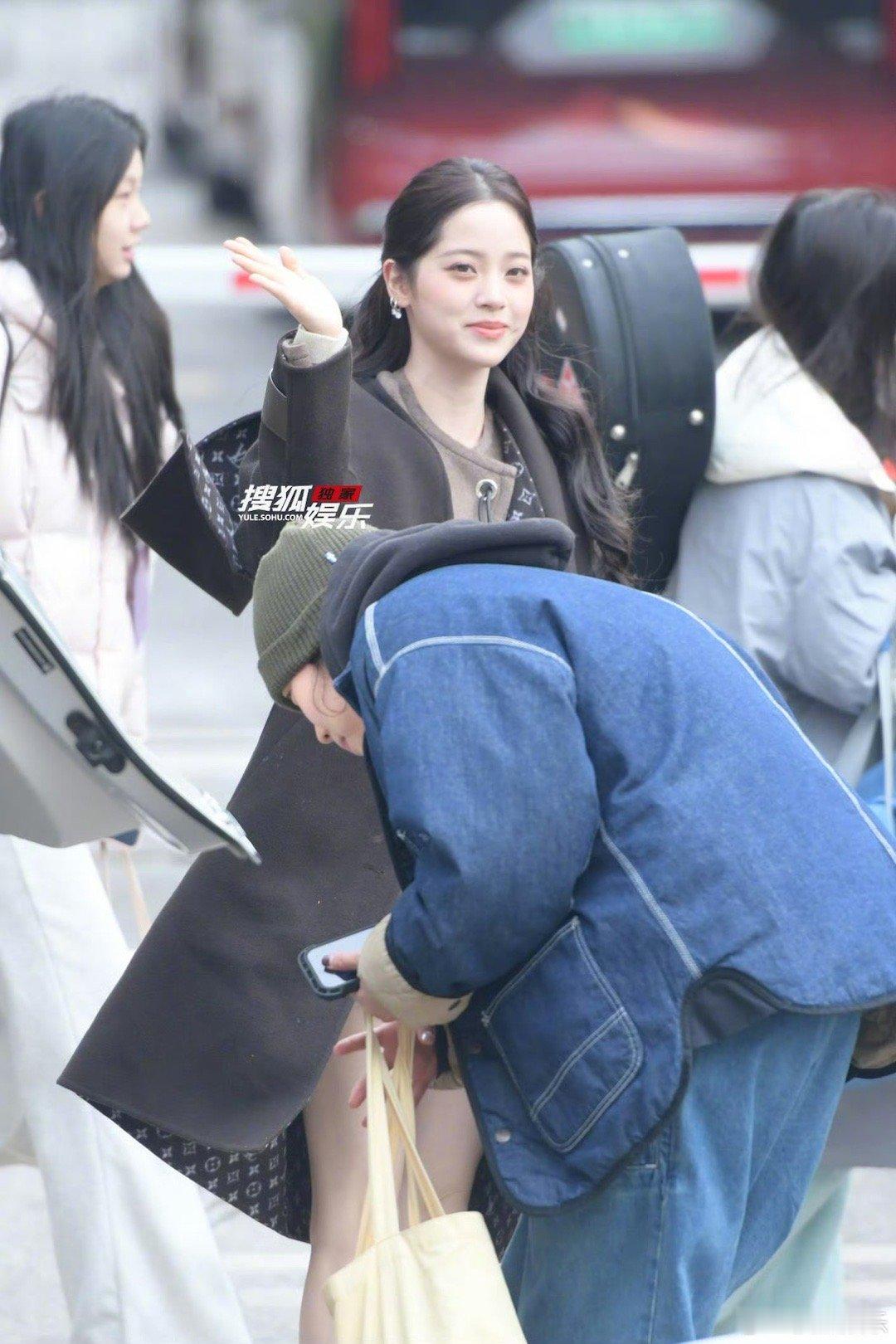 欧阳娜娜央视春晚第二次联排娜娜的舞台从未让人失望！二次联排温柔亮相，甜美的笑容