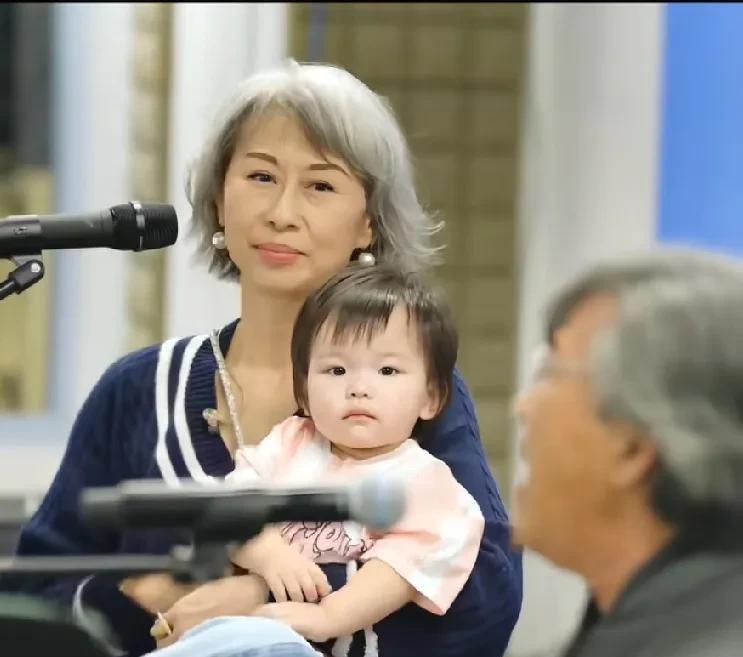 林子祥与叶倩文正在为10月红馆演唱会进行彩排，15个月大的孙女突然前来探班。听到