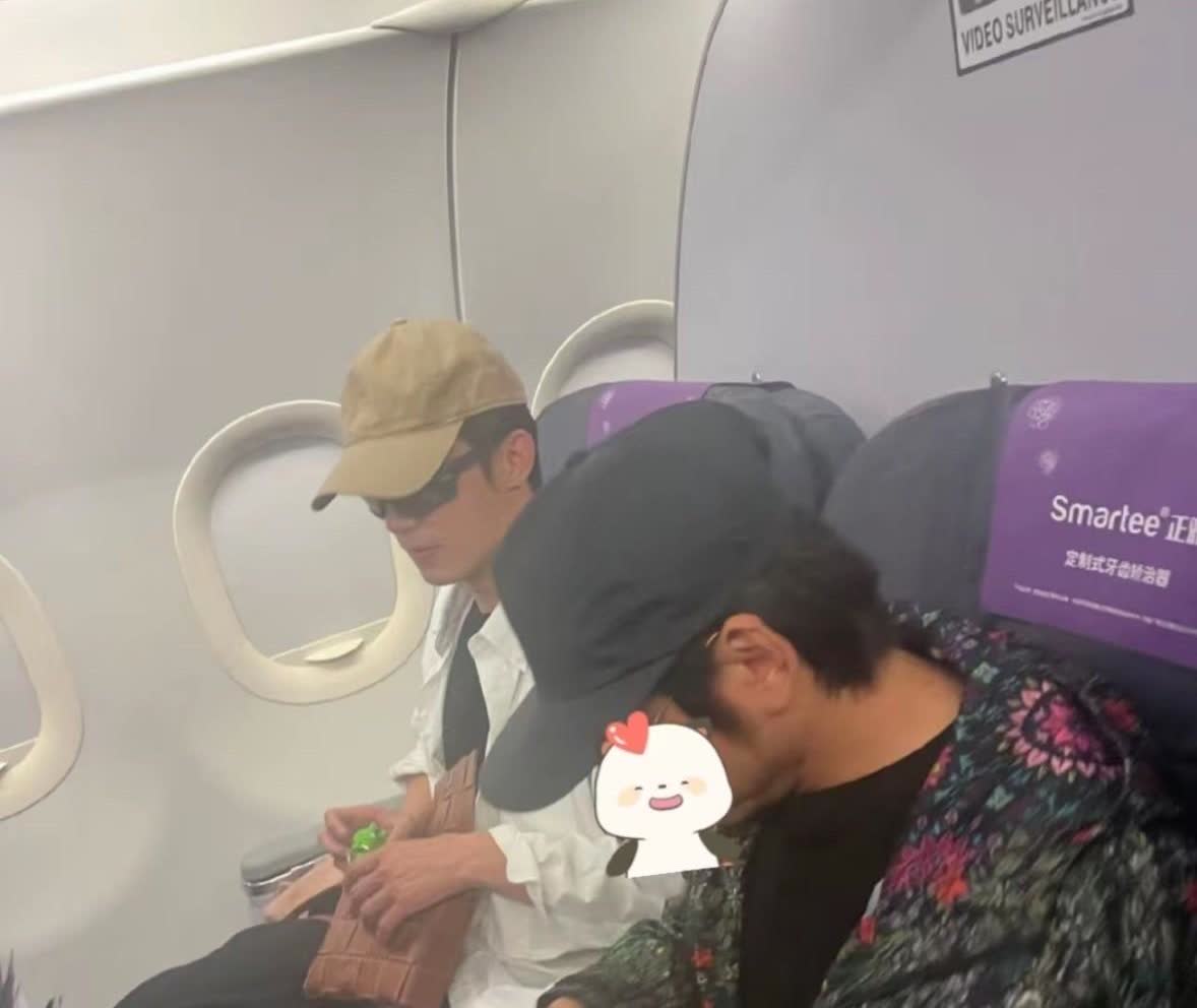 飞机上偶遇黄景瑜李治廷网友在飞机上遇到明星了，黄景瑜戴着墨镜和帽子，依然十分