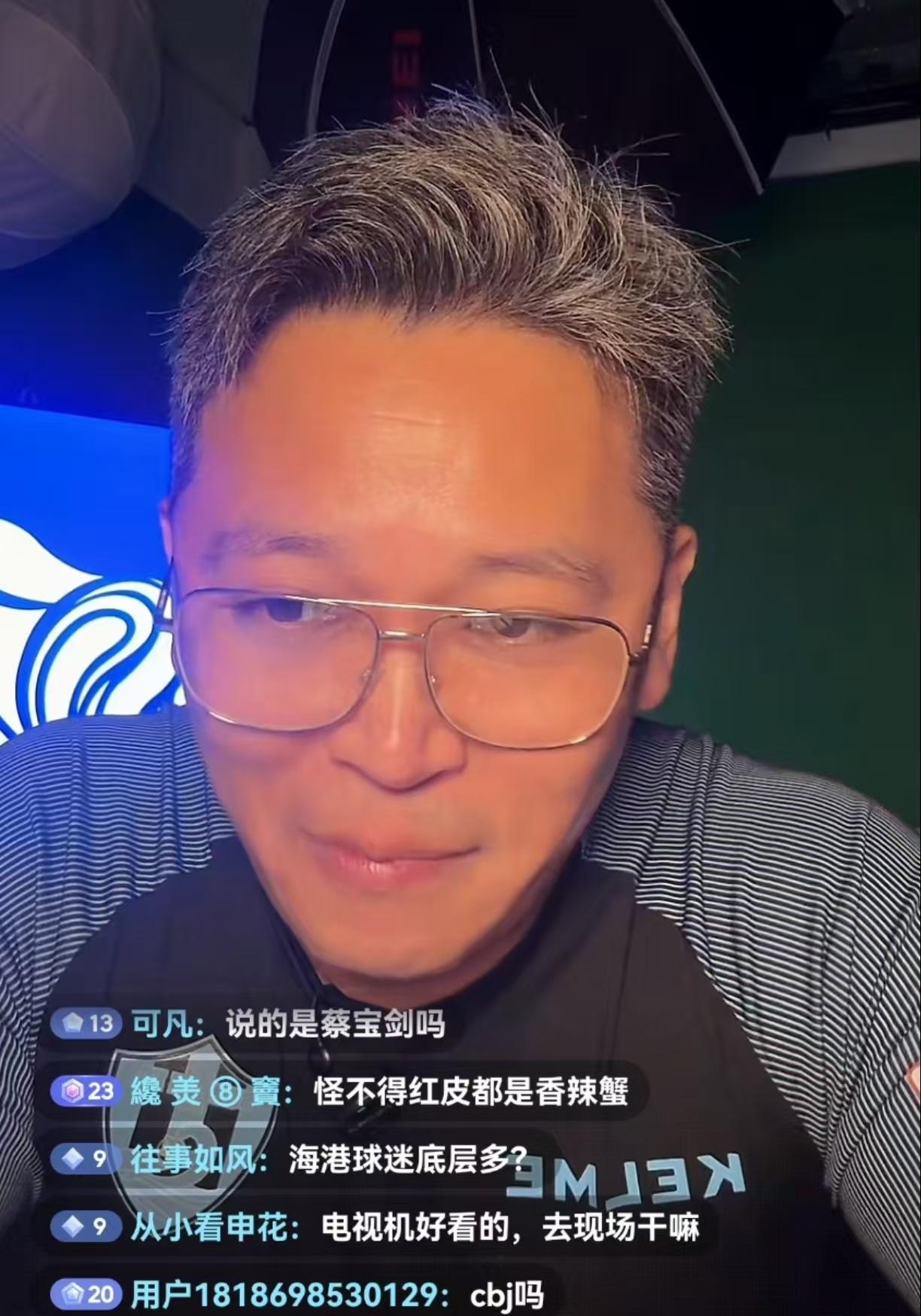 解说员周亮讲了发生在他小区的一个故事。有一天，他和门口的保安聊天，这位保安也是申