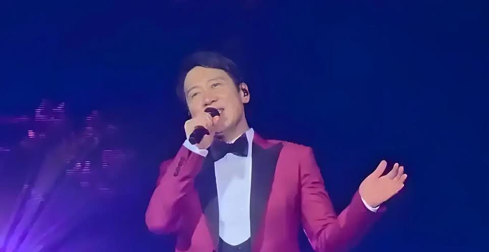 太意外了黎明怎么也想不到，澳门演唱会上最大的争议，不是唱功，