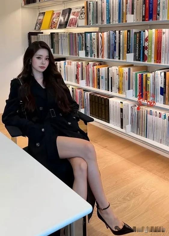 优雅黑裙，书香满溢，静享阅读时光。