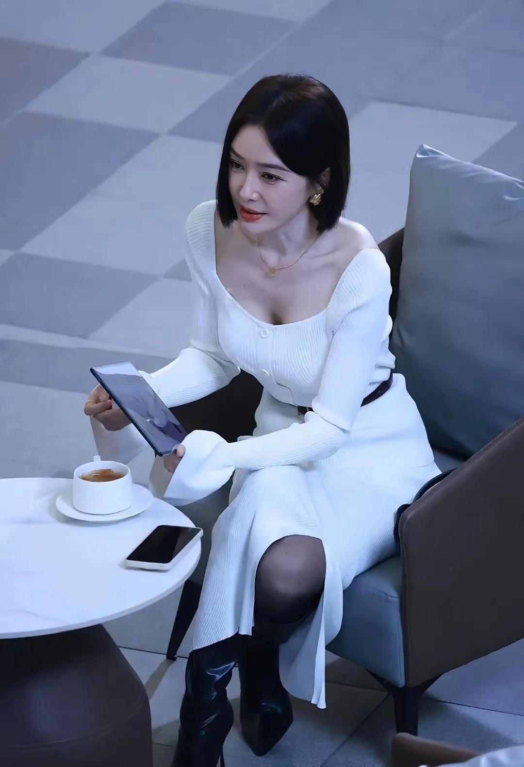 秦岚这一身白裙造型太绝了！优雅又性感，姐姐的气质真的没谁了秦岚身穿白色方领