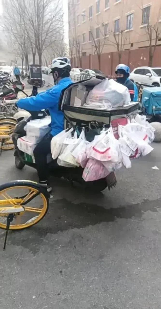 最近我每天从早上9点跑到晚上8点，基本上都是轻松到手50多单。不过今天站长说了