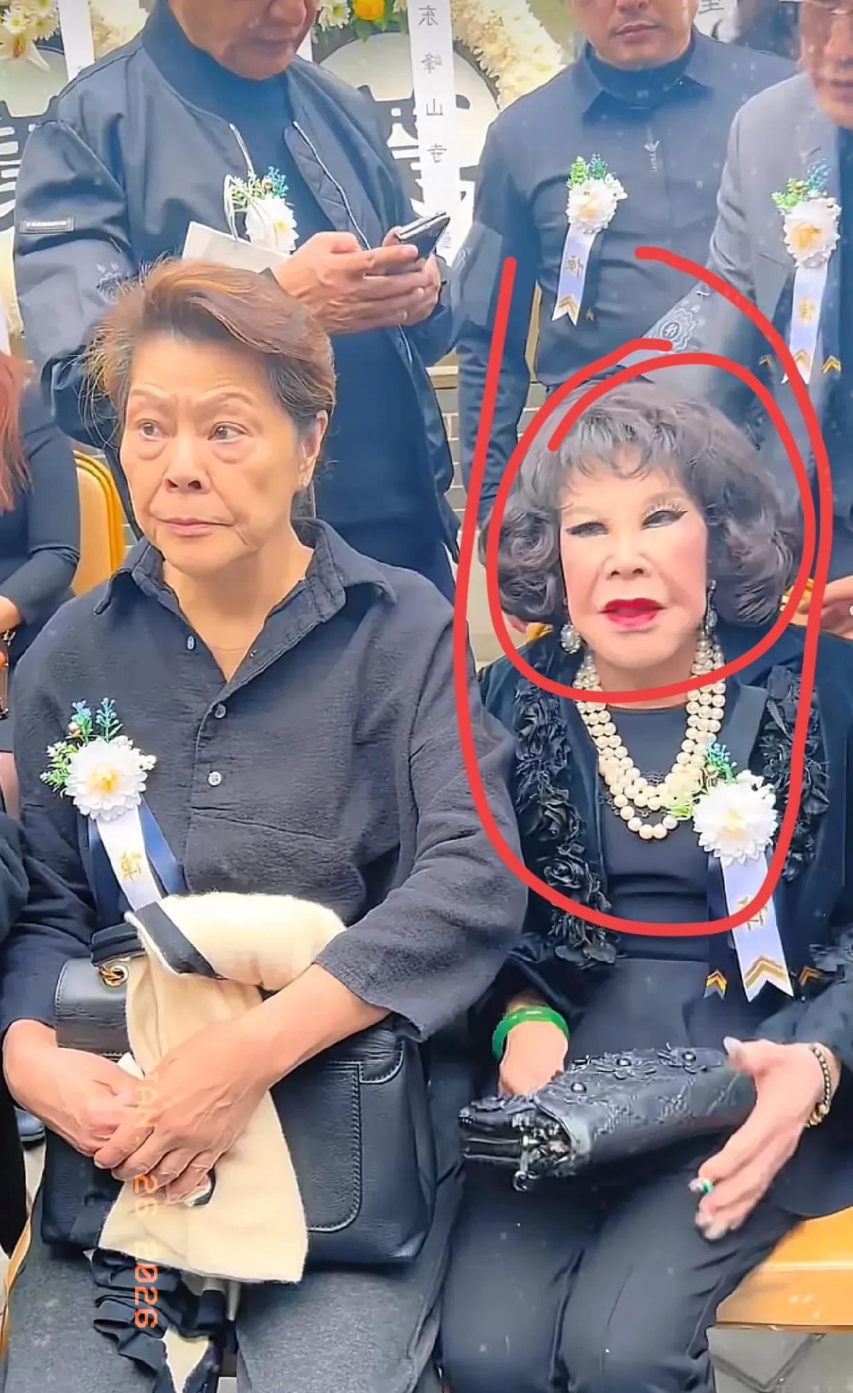 在梁小龙追悼会上我竟然发现了黄夏蕙我好奇去查了一下，查了才知道，她竟然被梁小