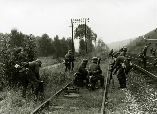 自打索姆河英军送了6万伤亡后，人海冲锋就消失了，没有士兵愿意傻乎乎的去面对射速五